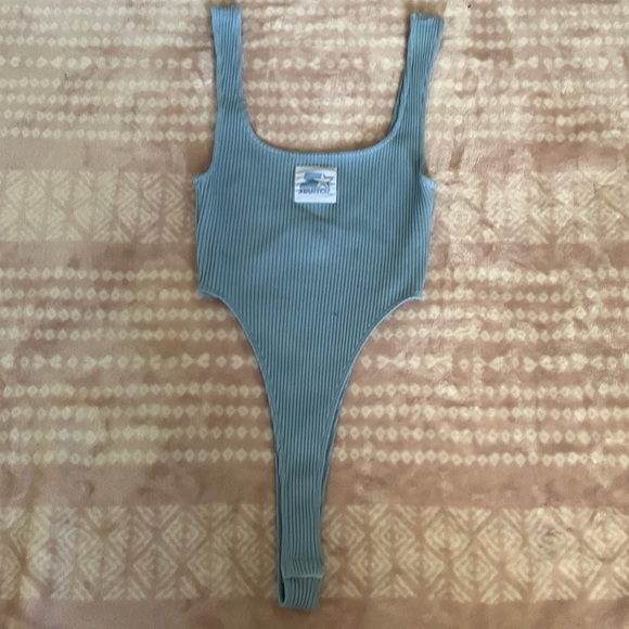 high cut bodysuit - Picture 4 of 7